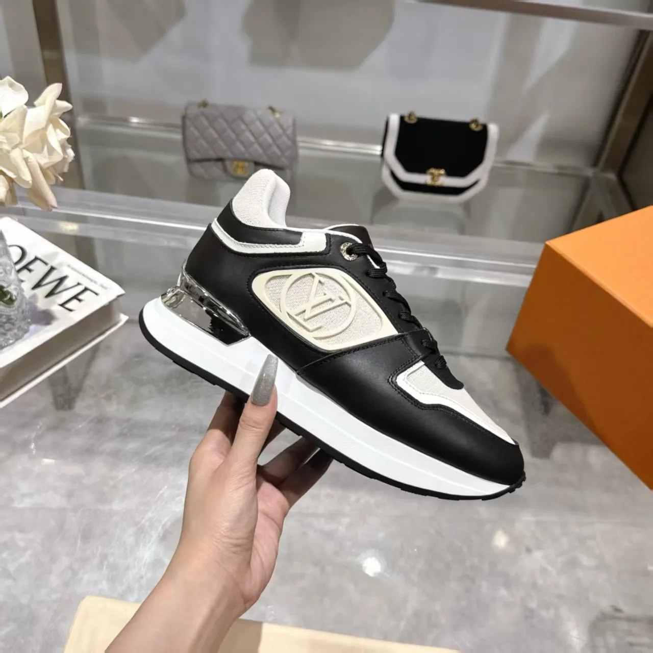 [L Family] P: 760💰Size 35-42 for women, 39-46 for men, (41.42 for women, 45.46 for men, customized) .LV Donkey Brand 🔥🔥LOUIS VUITTON Louis Vuitton's official website synchronizes the 2025 autumn and winter couple's models, which are now on the market, this Neo Run Away sneakers are inspired by running shoes, integrating LV's iconic must-have shoes into the trend. This version is a 1:1 replica of the original version. It is made of two-tone calfskin to highlight its simple lines and unique wedge outsole. Key details include the LV initials on the side and an engraved gold heel stabilizer on the back plus a 2cm hidden insole.